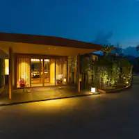 夕暮れに染まる湯宿の外観