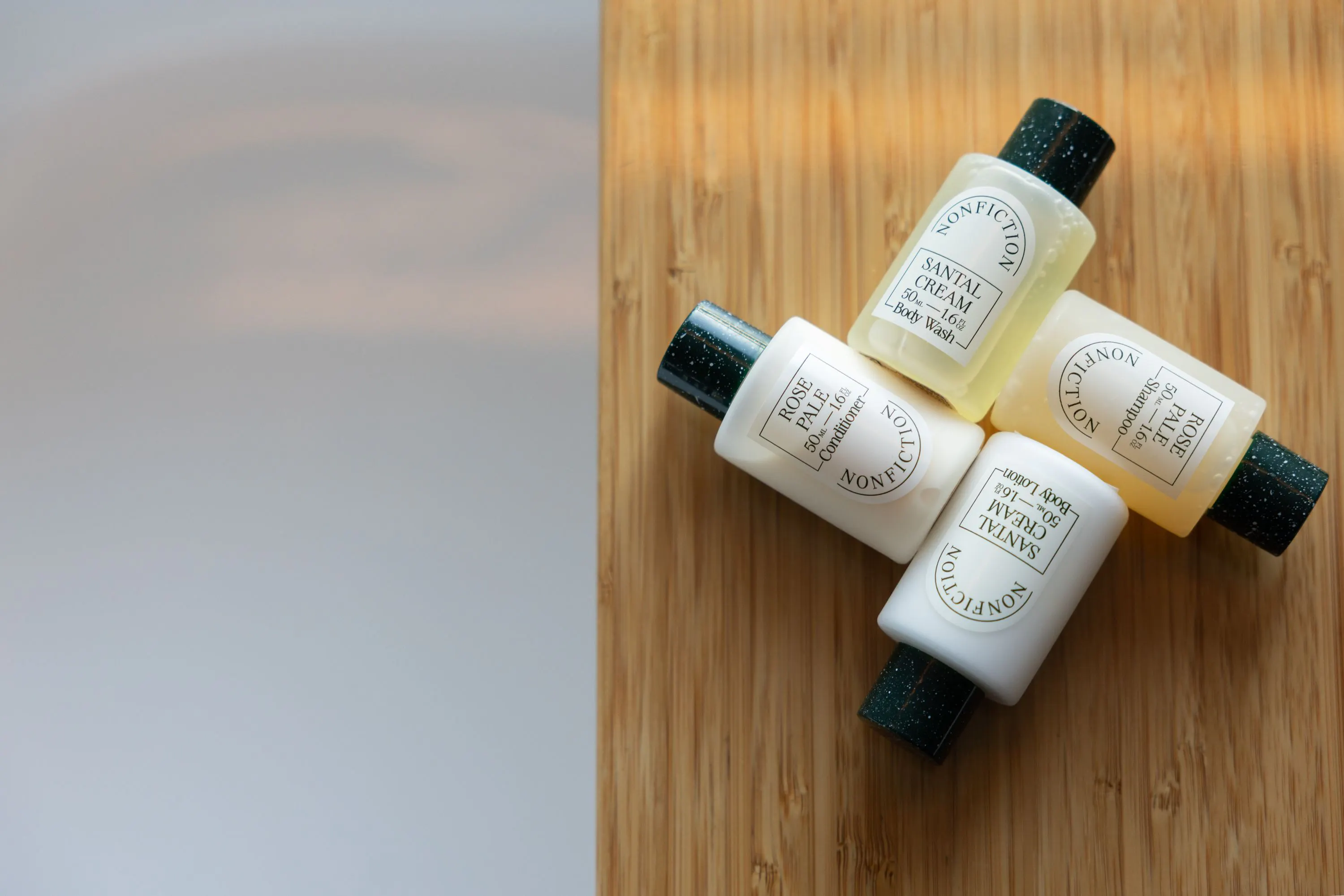 มอบของขวัญ NONFICTION ให้แก่ผู้เข้าพักในห้องสวีท