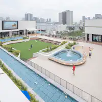 Pusat membeli-belah / Teres tingkat 5 dengan kawasan rumput seluas kira-kira 250 meter persegi.