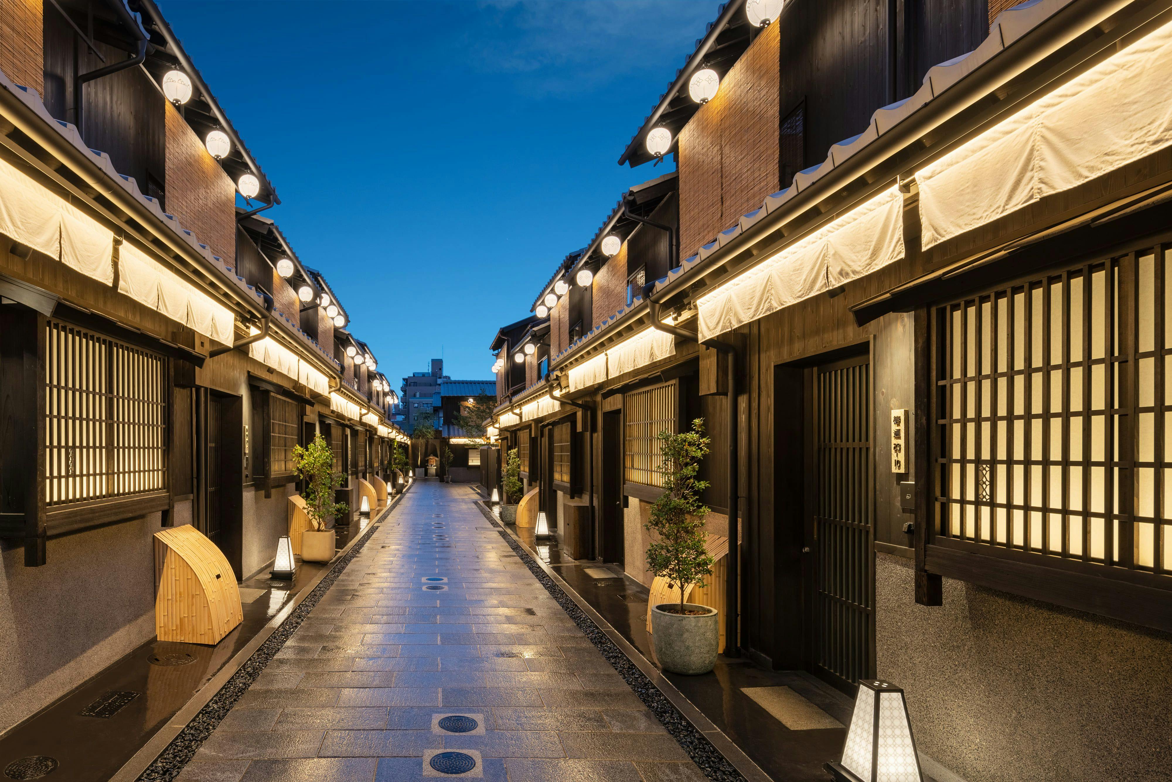 花街を思わせる街並み