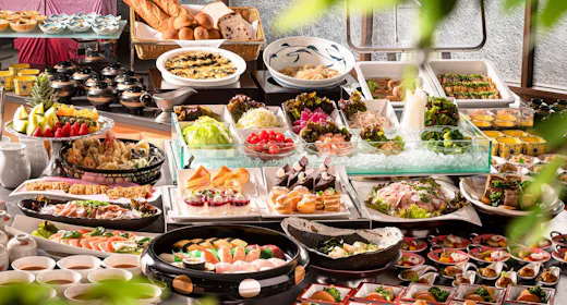 【一休の日】メイン料理と季節のハーフブッフェを堪能!眺望抜群の大浴場は道後温泉引き湯!