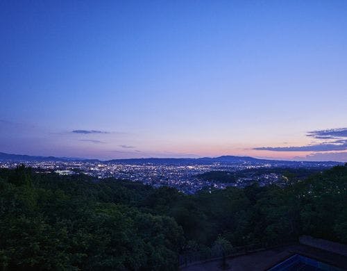 夕闇に染まりつつある奈良の街