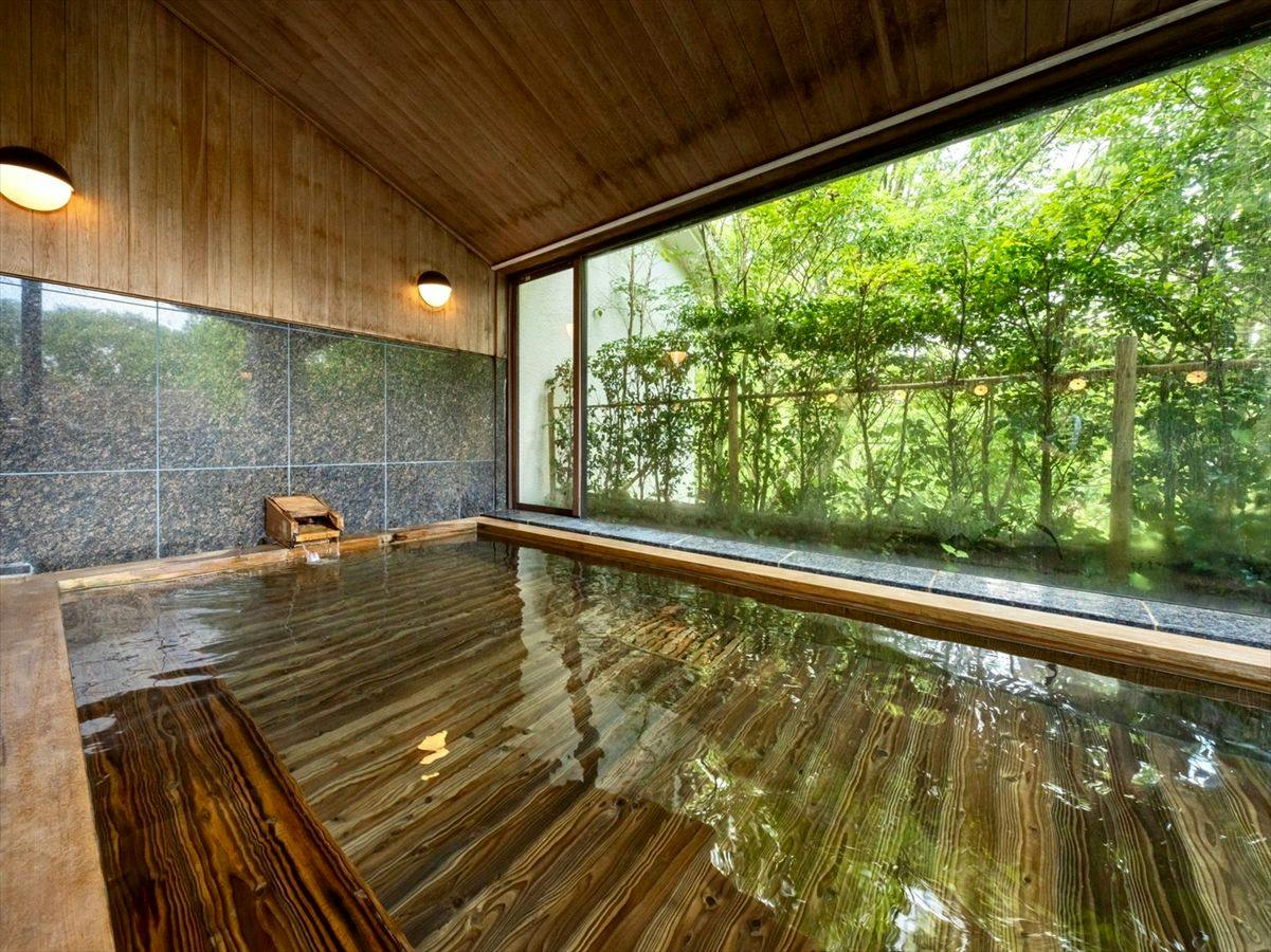 【素泊まり】別荘地の自然と調和する旧迎賓館で、温泉に寛ぎ時を忘れる。お食事なしの自由な滞在を満喫