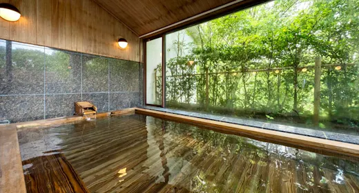 【素泊まり】別荘地の自然と調和する旧迎賓館で、温泉に寛ぎ時を忘れる。お食事なしの自由な滞在を満喫
