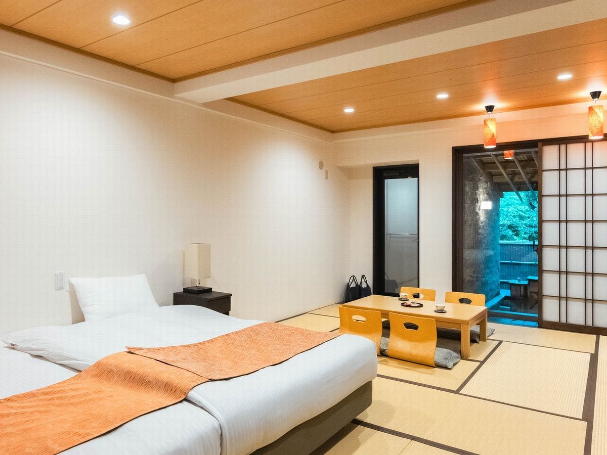 Kamar Twin Modern Jepang dengan Mata air panas aliran langsung dan pemandian luar ruangan.