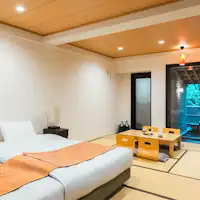 Kamar Twin Modern Jepang dengan Mata air panas aliran langsung dan pemandian luar ruangan.