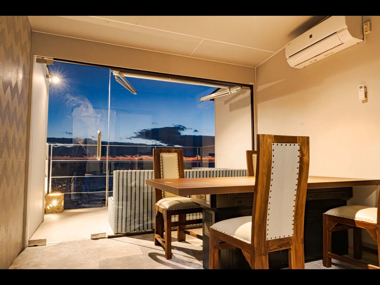 Ruang Makan Teras Kamar