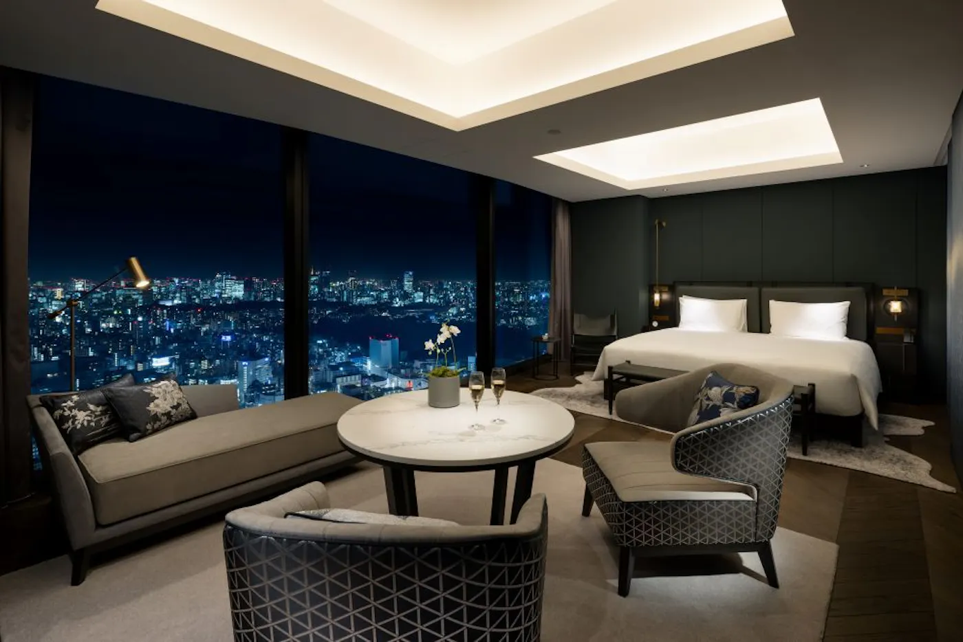 BELLUSTAR TOKYO, A Pan Pacific Hotel:夜景を望む客室のリビング