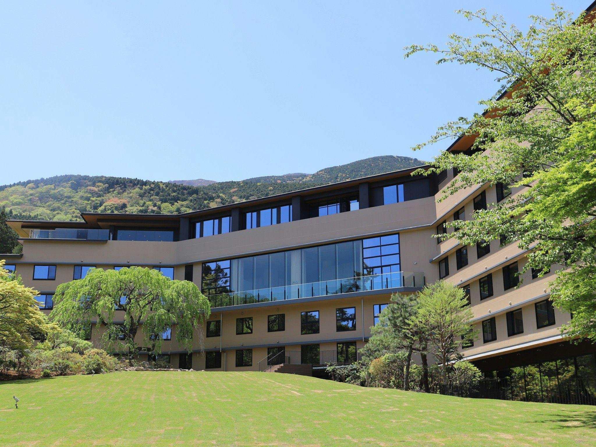 Pemandangan Luar Hotel (sisi taman)