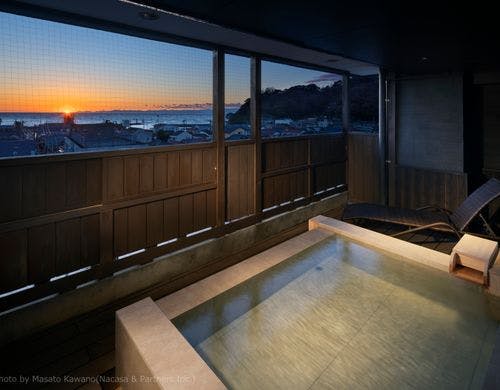 アニバーサリースイートの広々ベッド