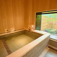 น้ำพุร้อนจากแหล่งธรรมชาติ (客室)