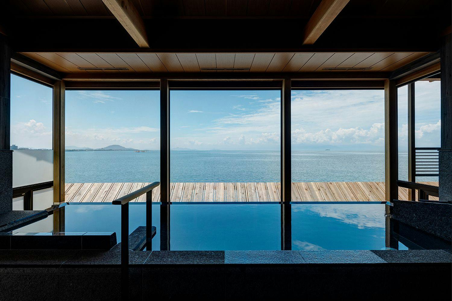 Mata air panas besar dengan air dari sumber sendiri.