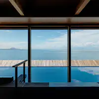 Mata air panas besar dengan air dari sumber sendiri.