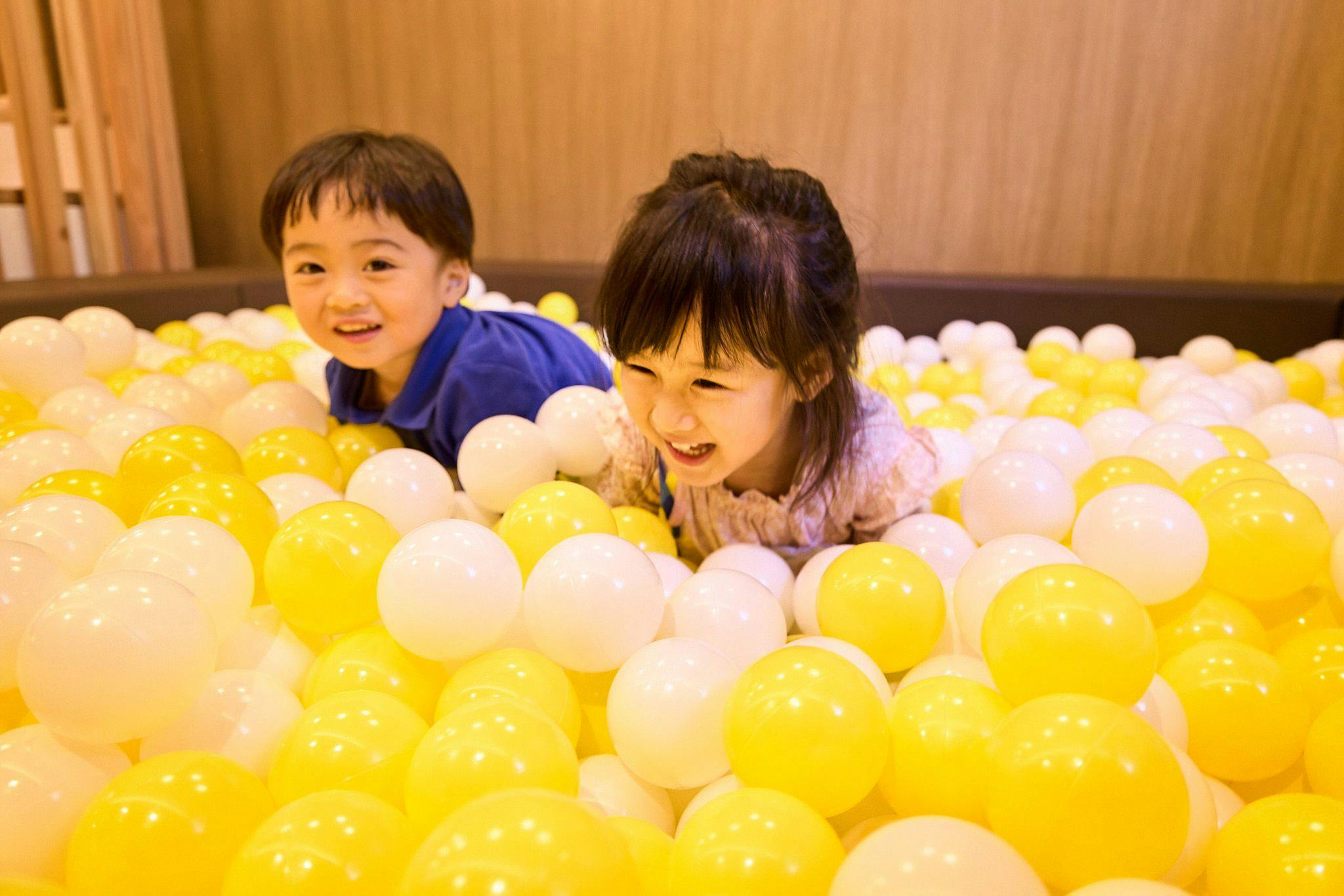 Bilik Kanak-Kanak dengan Kolam Bola