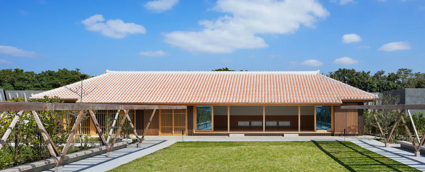 星のや沖縄:芝生の中庭と建物
