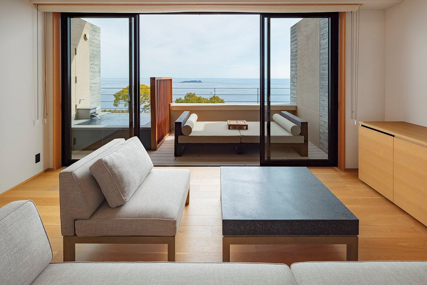 เอ็กเซ็กคูทีฟ ทวิน (ตัวอย่าง)