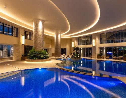 天候を気にせず楽しめるインドアプール
