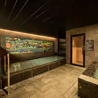 Bilik mandi awam besar dengan seni jubin yang mengagumkan