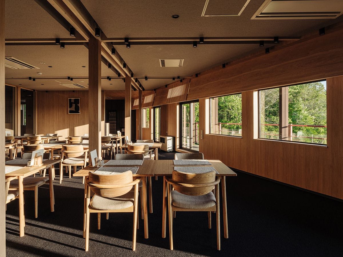 木のぬくもりあふれる食事会場