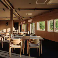 木のぬくもりあふれる食事会場