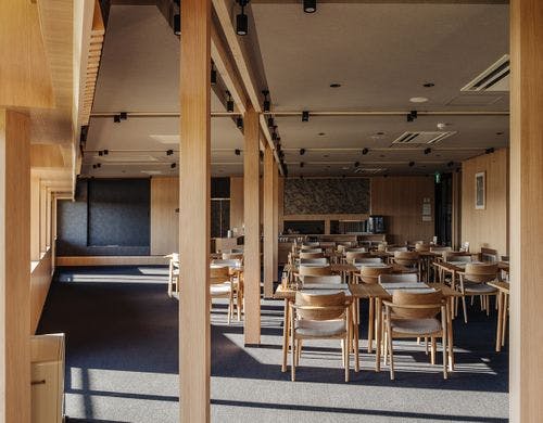 木のぬくもりあふれる食事会場