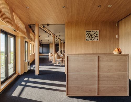 木のぬくもりあふれる食事会場