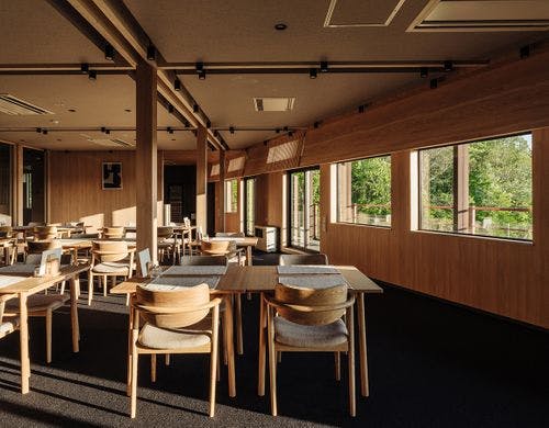 木のぬくもりあふれる食事会場