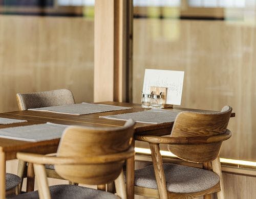木のぬくもりあふれる食事会場