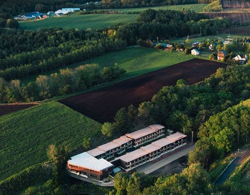 自然の中に静かに佇む宿