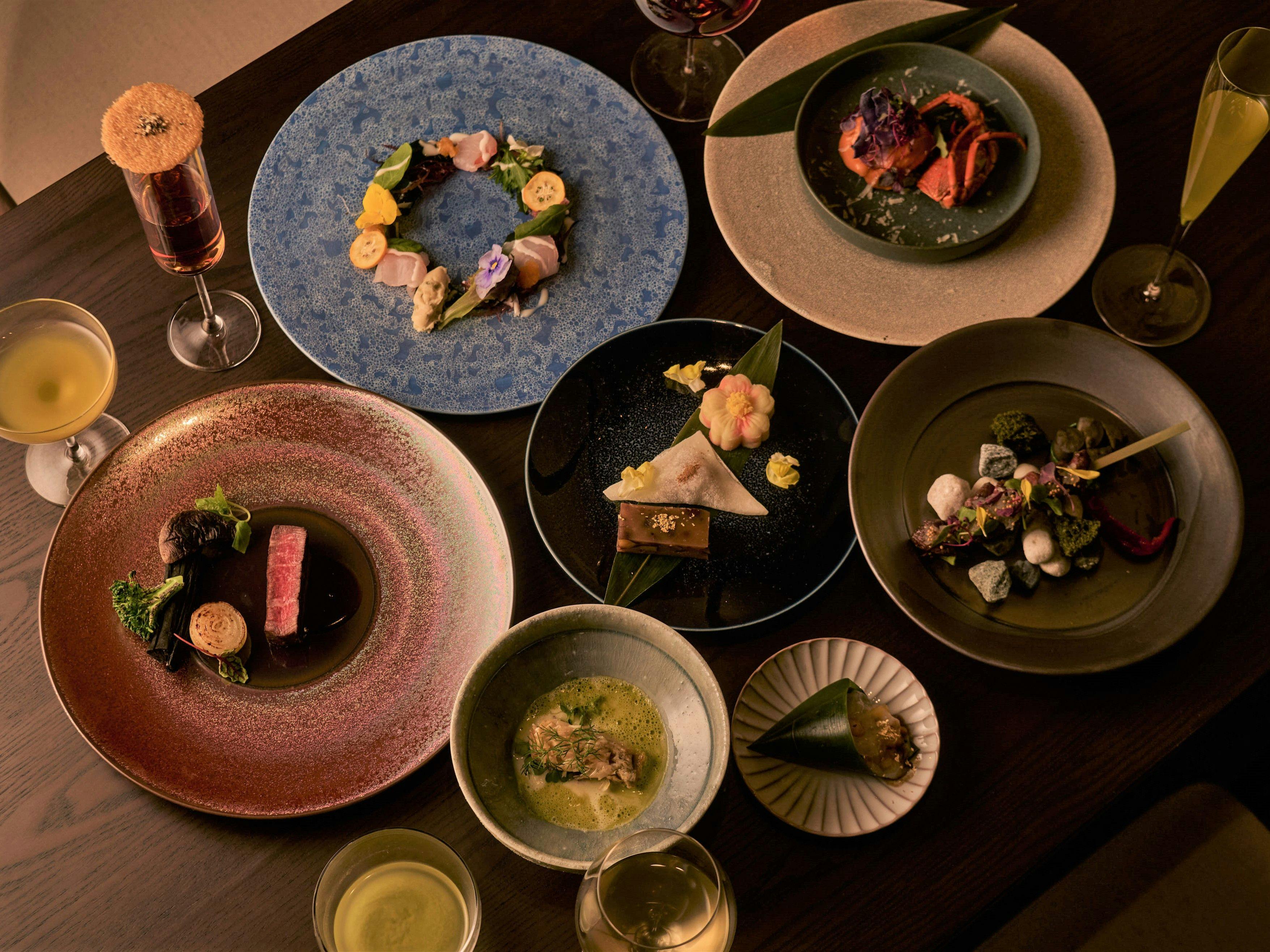 อาหารเย็นเป็นอาหารฝรั่งเศสที่ปรุงด้วยเตาถ่าน