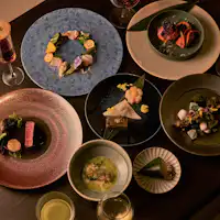 อาหารเย็นเป็นอาหารฝรั่งเศสที่ปรุงด้วยเตาถ่าน