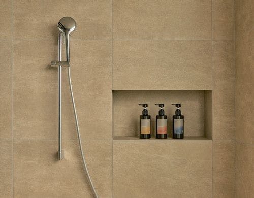 広々としたシャワーブース