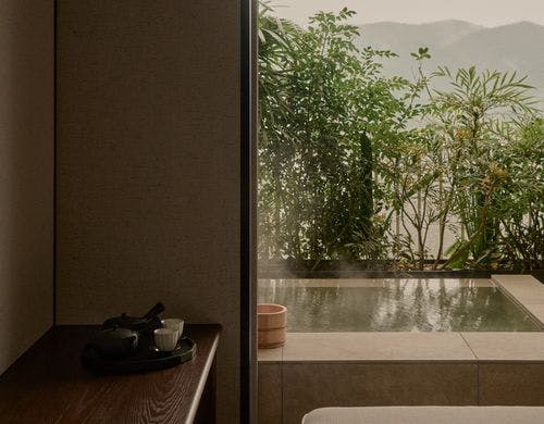 早雲山の山々を見渡す かけ流し露天風呂