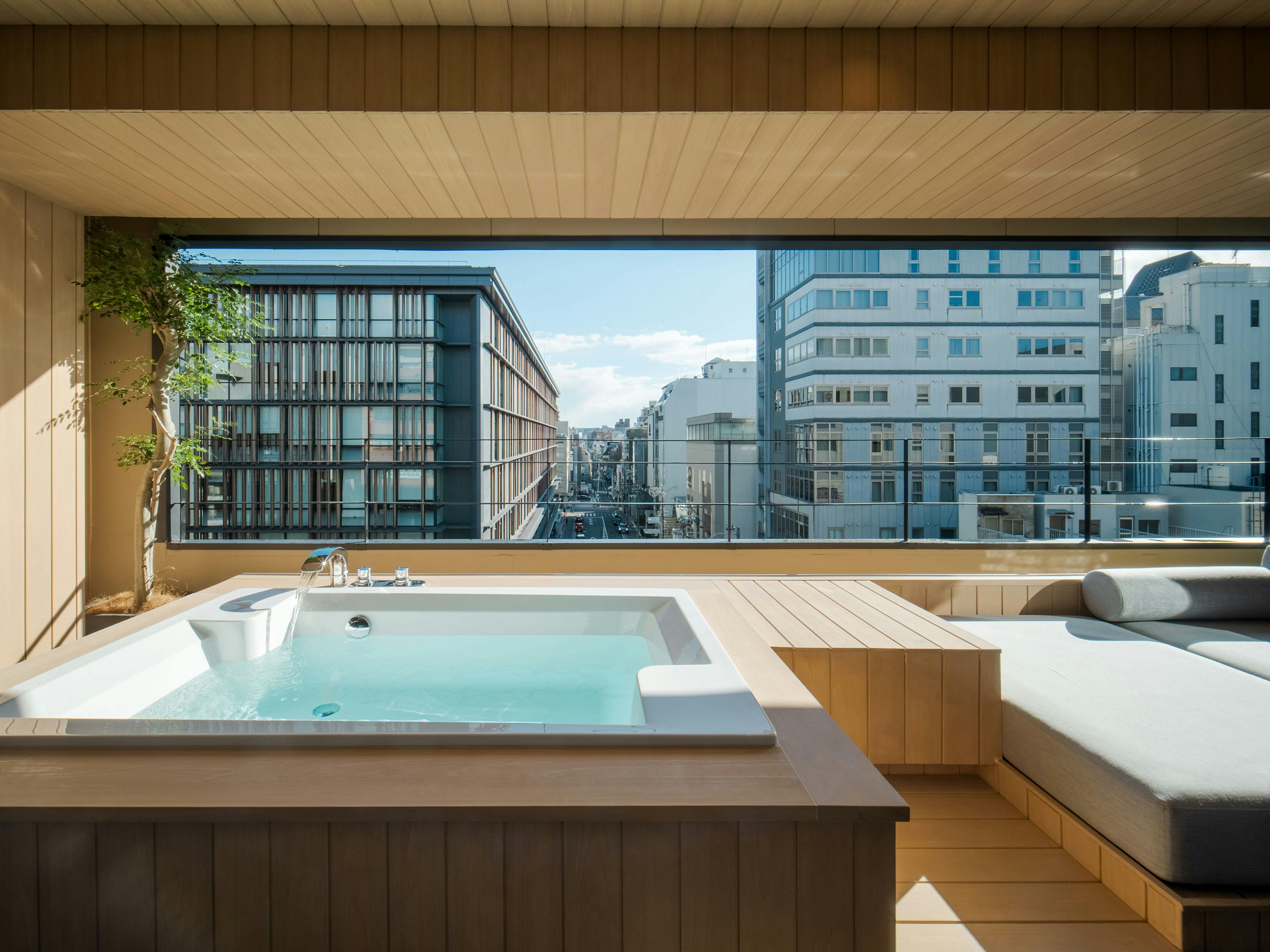 「芽」７階ベランダに露天風呂