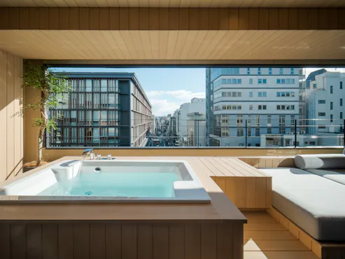 「芽」7階ベランダに露天風呂