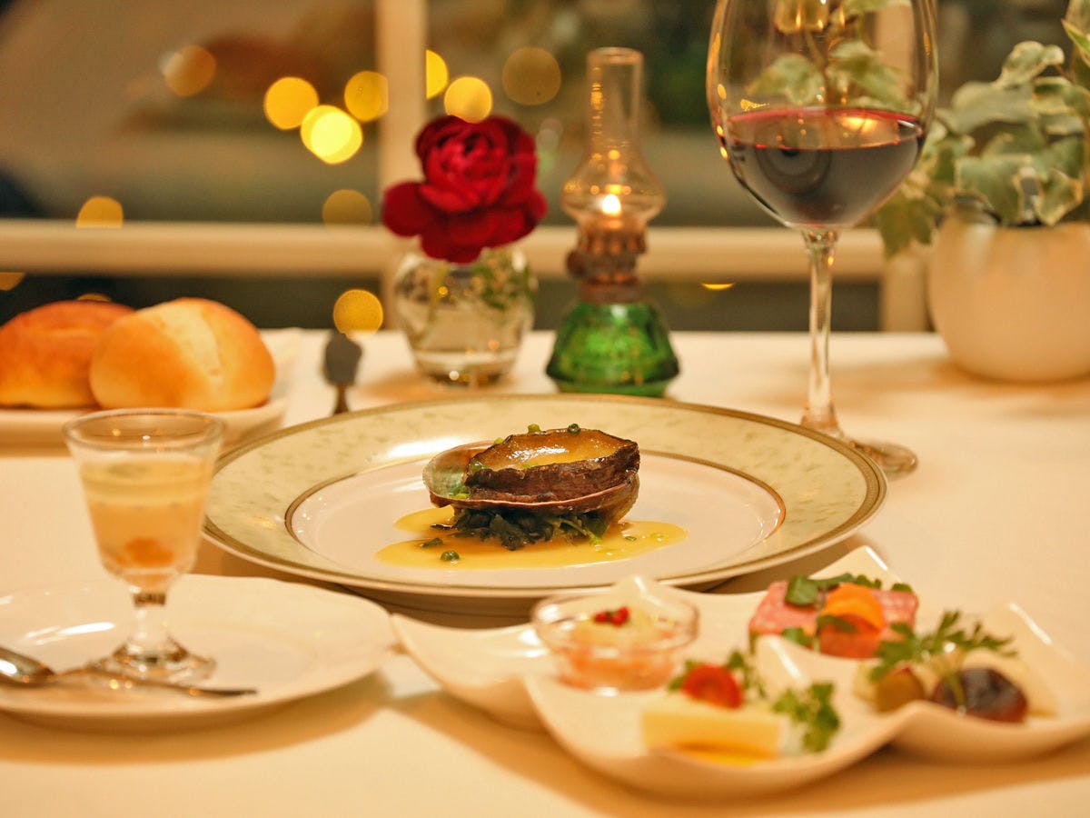 Waktu makan malam di auberge yang penuh senyuman