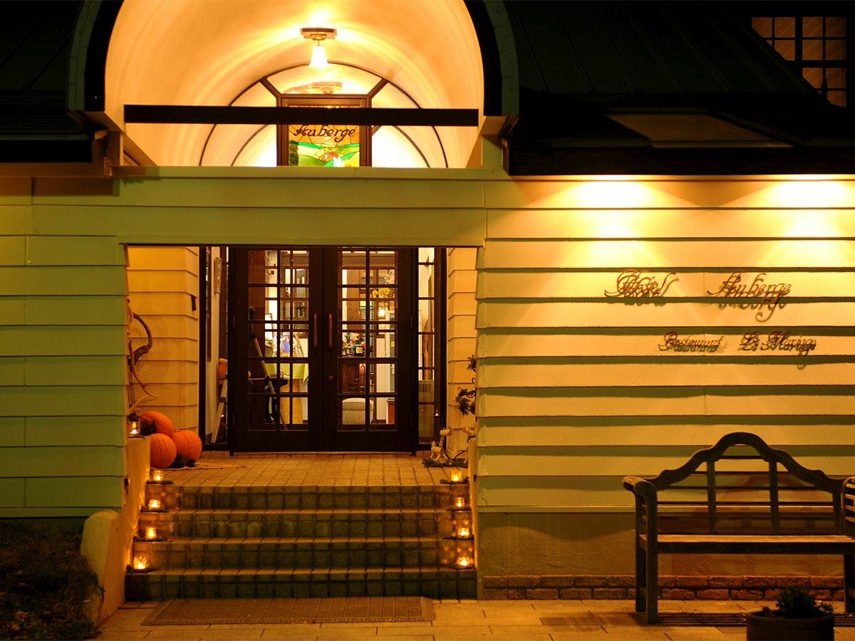 *オーベルジュ外観（夜）