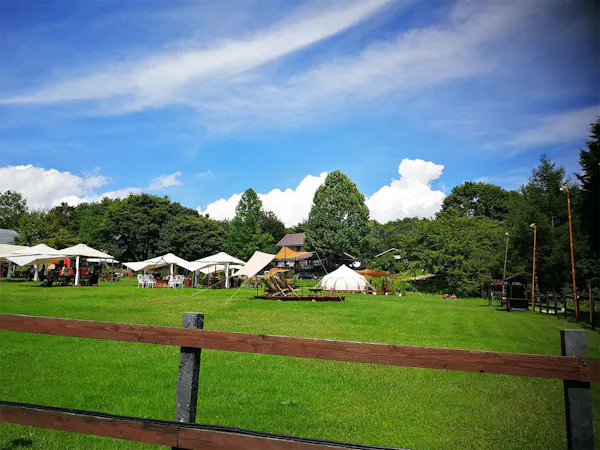 【素泊まり】牧場前のログキャビンで自然を満喫!寝具付で安心&Wifiや冷暖房ご利用OKで快適ステイ