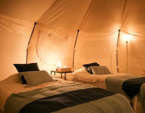 *グランピングテント／ベッド（昼）