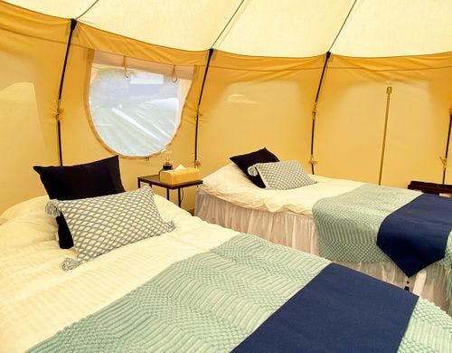 *グランピングテント／ベッド（夜）