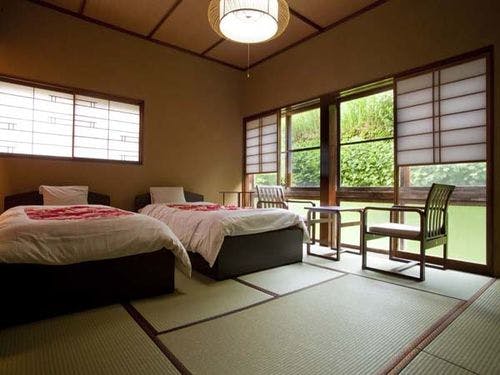別館８畳の和室　ツインのベッドルーム