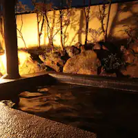 นี่คืออ่างอาบน้ำกลางแจ้งสำหรับห้องพักโดยเฉพาะ