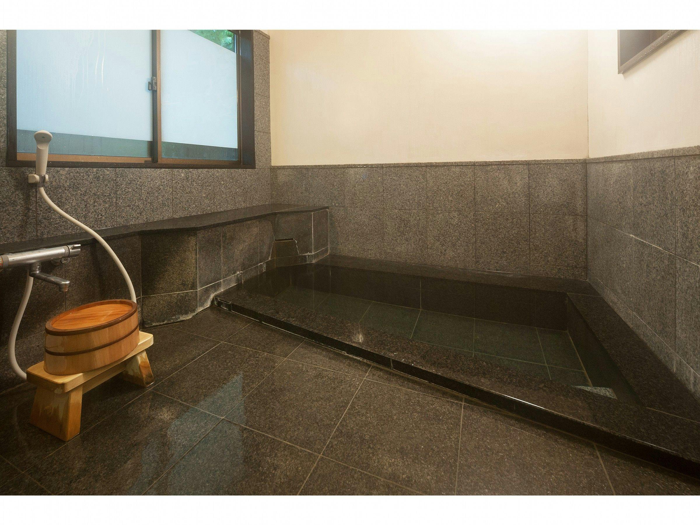 温泉内風呂付き客室「寿慶」の内風呂