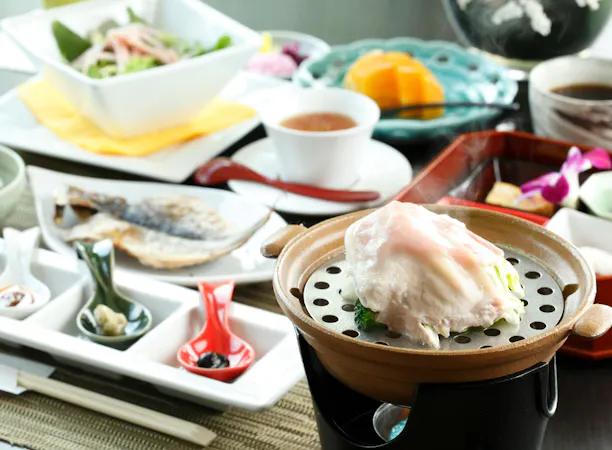 新鮮な野菜を中心とした朝食