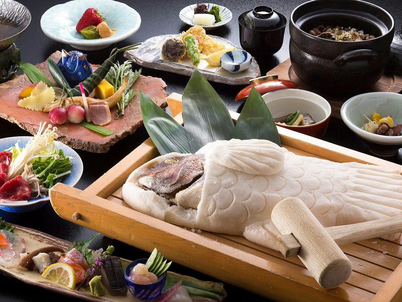 【お祝い時におすすめ】赤穂の塩で包み焼いた鯛を木槌でコツコツ割って楽しく味わう「鯛の塩釜グルメ会席」