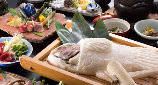 【お祝い時におすすめ】赤穂の塩で包み焼いた鯛を木槌でコツコツ割って楽しく味わう「鯛の塩釜グルメ会席」
