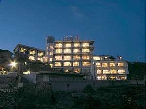 นี่คือทัศนียภาพภายนอกของ Ginpasou ในยามค่ำคืนที่มองจากฝั่งทะเล