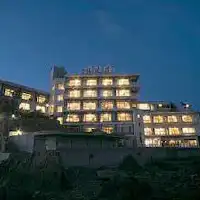 นี่คือทัศนียภาพภายนอกของ Ginpasou ในยามค่ำคืนที่มองจากฝั่งทะเล