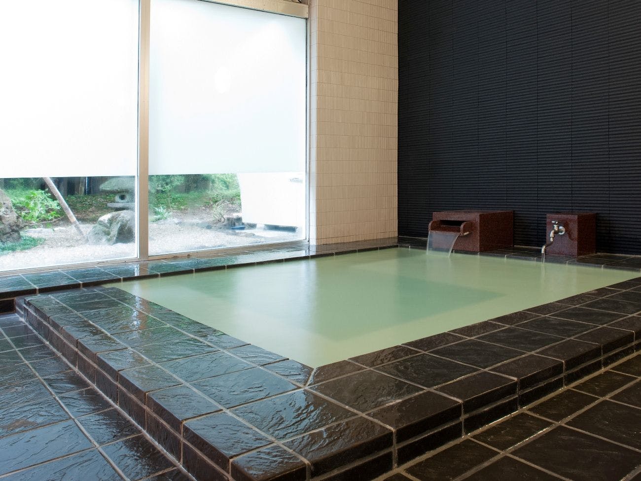 【内湯】源泉１００％かけ流しです。