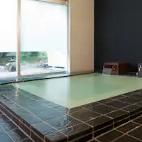 【อ่างอาบน้ำในร่ม】น้ำแร่ธรรมชาติ 100% ไหลผ่านตลอด.